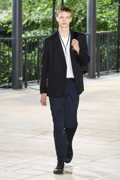 Look 10